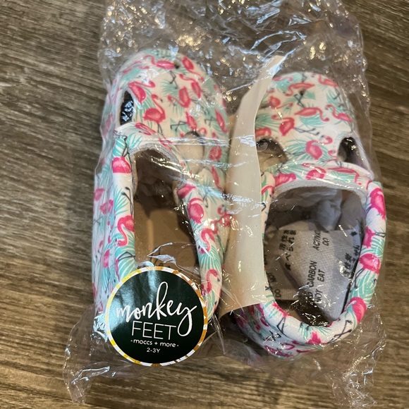 Flamingo moccasins by monkey feet - Picture 4 of 4